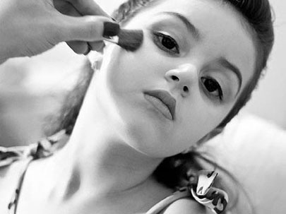 Raquel sendo maquiada